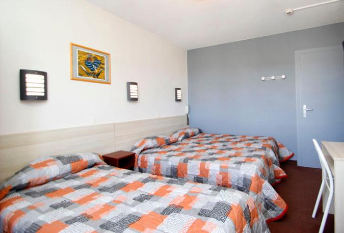 Postel nebo postele na pokoji v ubytování Hôtel Montfort