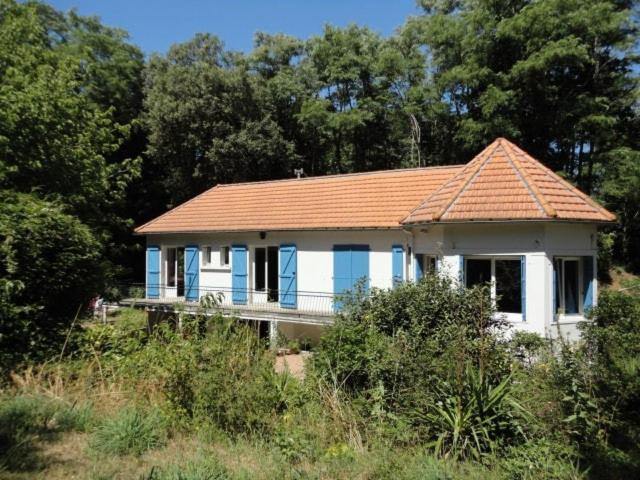 ein blau-weißes Haus mit rotem Dach in der Unterkunft Grande maison familiale, calme, tranquille, 900 m de la plage in Longeville-sur-Mer