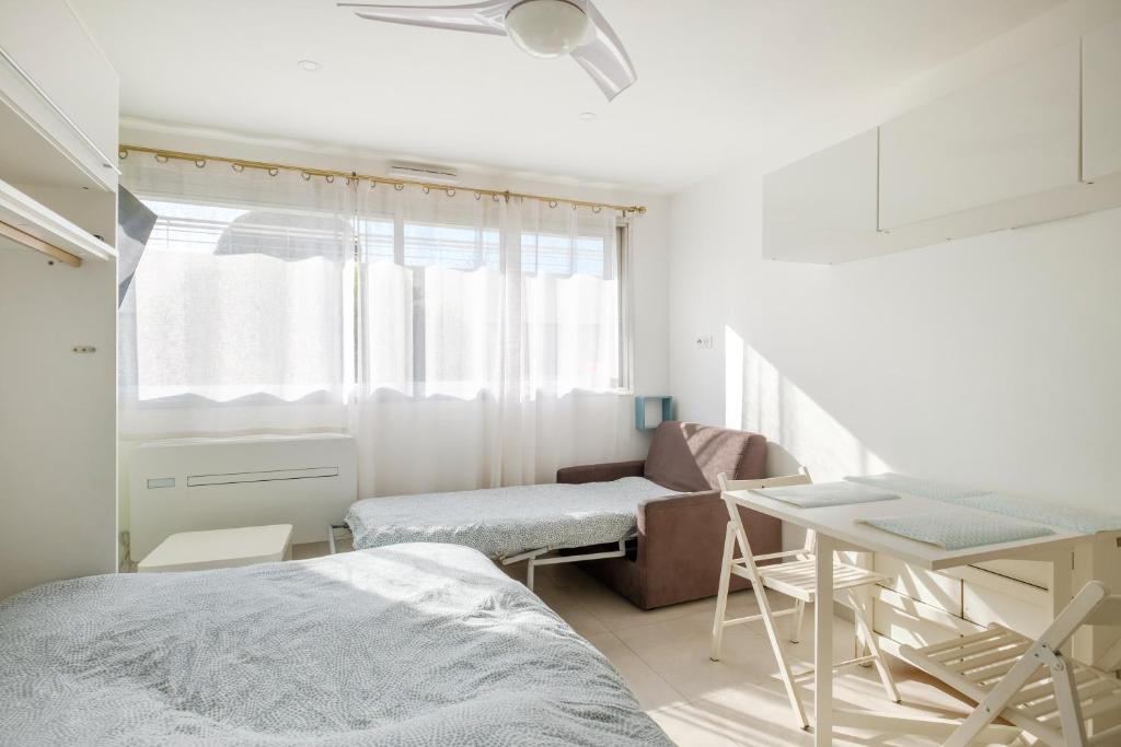 Giường trong phòng chung tại Studio Marina Baie Des Anges