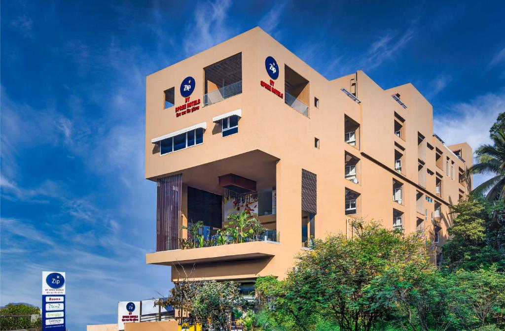 戈尔哈布尔Zip By Spree Hotels Kolhapur的一座高大的建筑,背后是蓝天