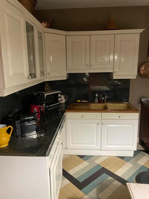 Kuchyň nebo kuchyňský kout v ubytování La Villa De L'etang Burgundy