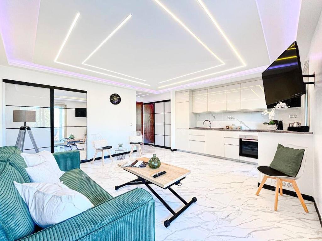 un salon avec un canapé et une table dans l'établissement Le Mimosa - Accommodation Patio Centre de Cannes, à Cannes