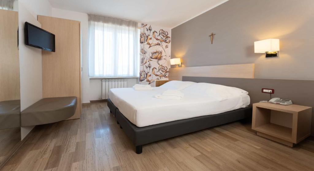 Postel nebo postele na pokoji v ubytování Hotel Delle Rose