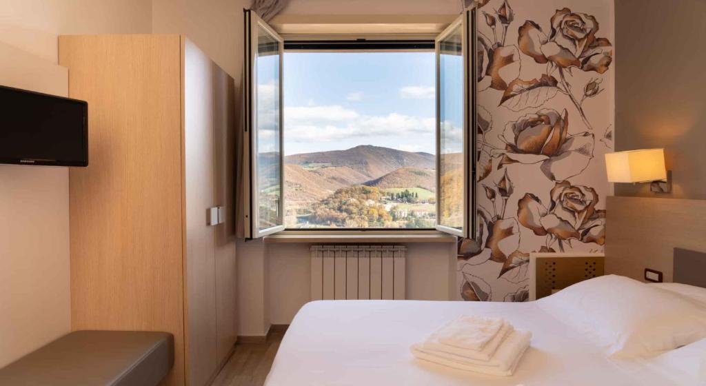 Nespecifikovaný výhled na hory nebo výhled na hory při pohledu z hotelu