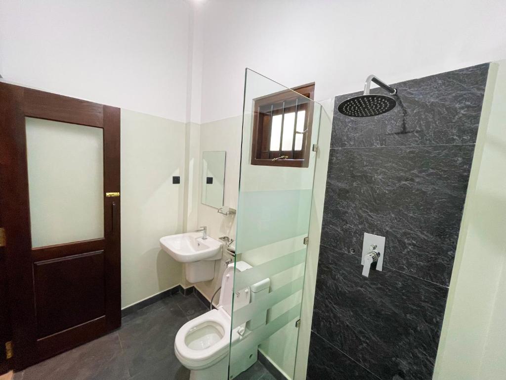 Koupelna v ubytování LaRoy FutureStay - Smart Hotel Mirissa
