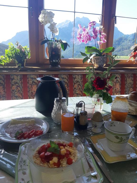 stół z talerzem jedzenia na stole w obiekcie Bommerhof w mieście Waidring
