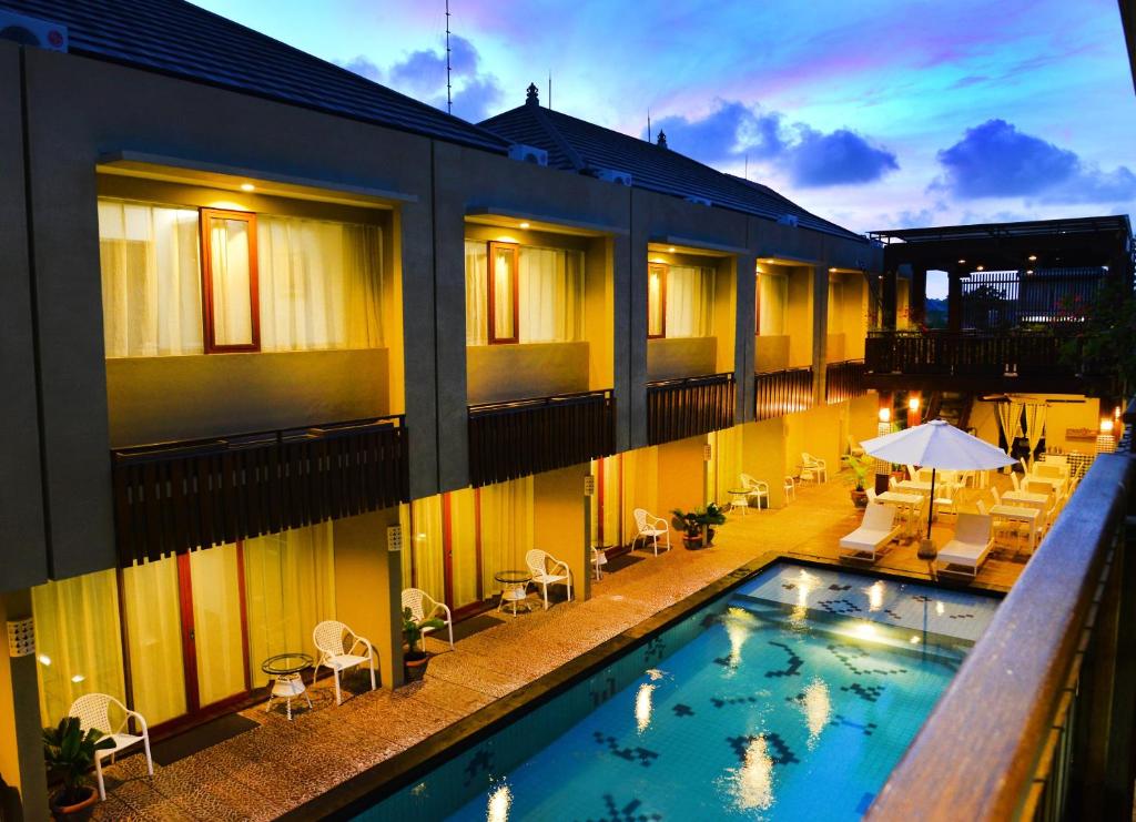 Bazén v ubytování Devata Suites and Residence nebo v jeho okolí