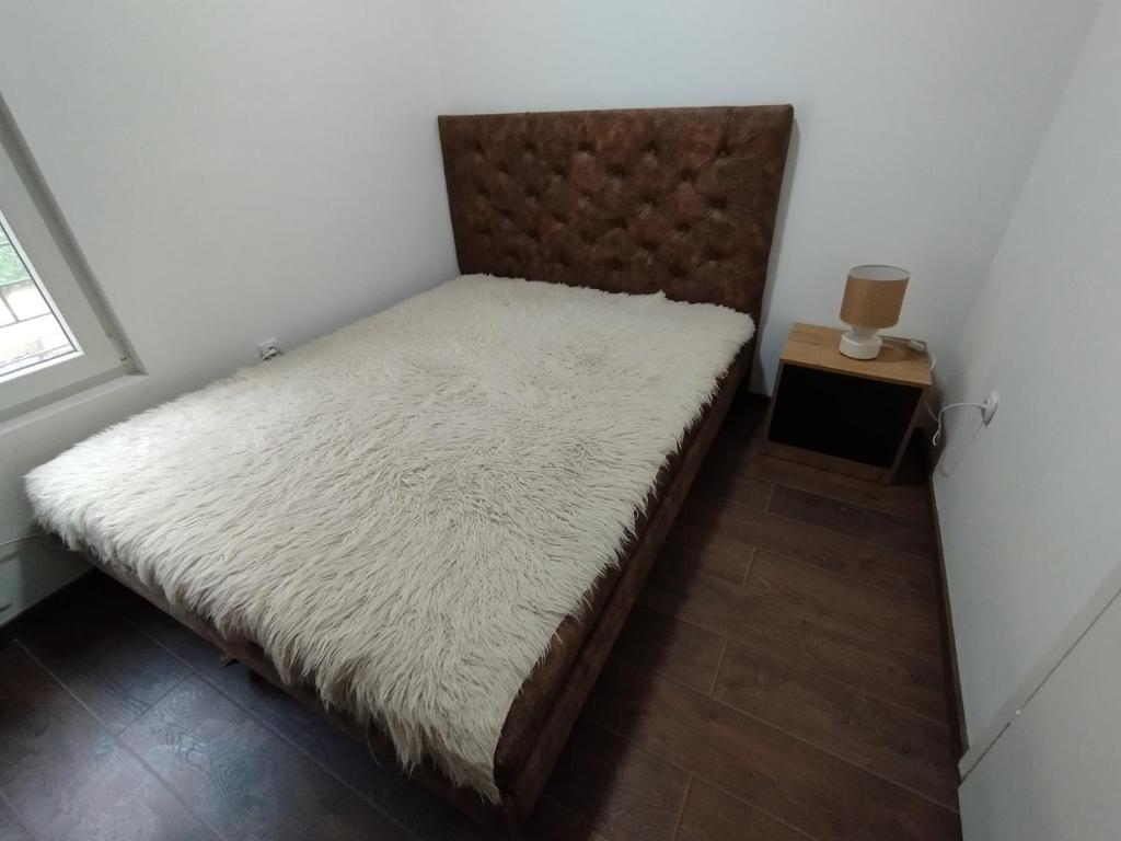 Postel nebo postele na pokoji v ubytování Kosmaj Apartmani Košutica - Marija i Ksenija