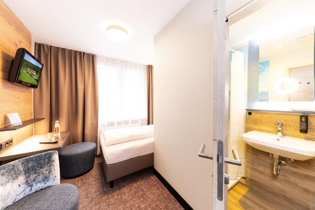 Letto o letti in una camera di Hotel Waldmühle