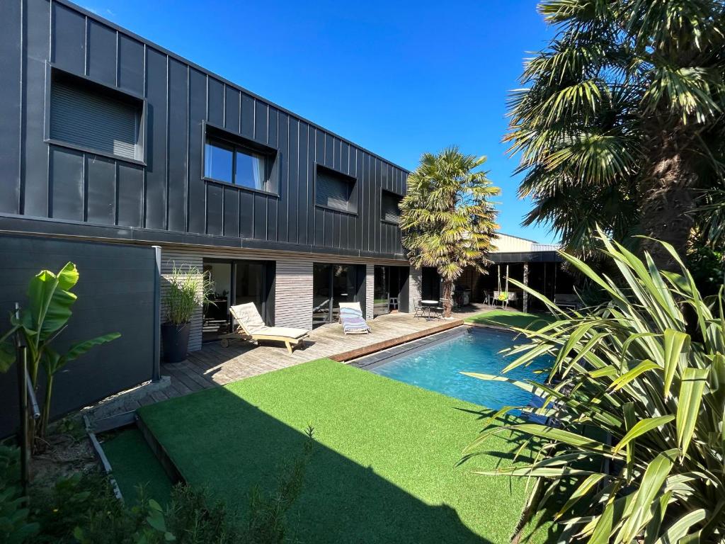 Πισίνα στο ή κοντά στο Le Loft Black Wood - Piscine privé et grande terrasse à 20 min de Rennes