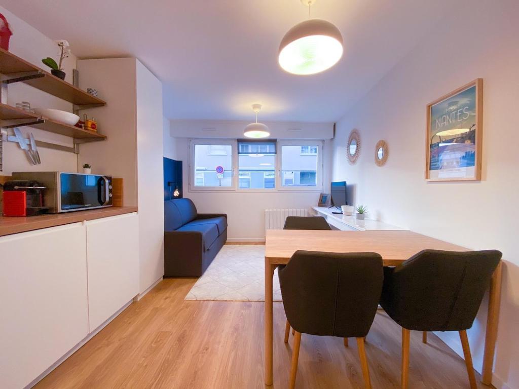une cuisine et un salon avec une table et des chaises dans l'établissement Rieux Studio -2p refurbished!, à Nantes