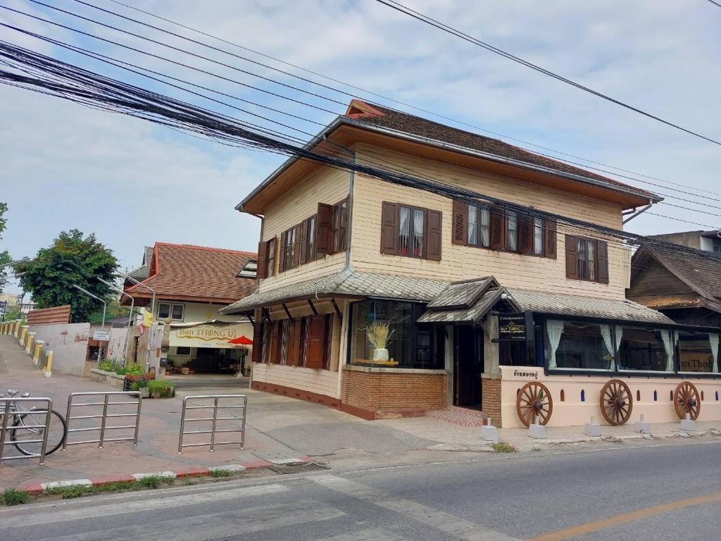 un viejo edificio en la esquina de una calle en Ban Thong U, The Landmark, en Chiang Mai
