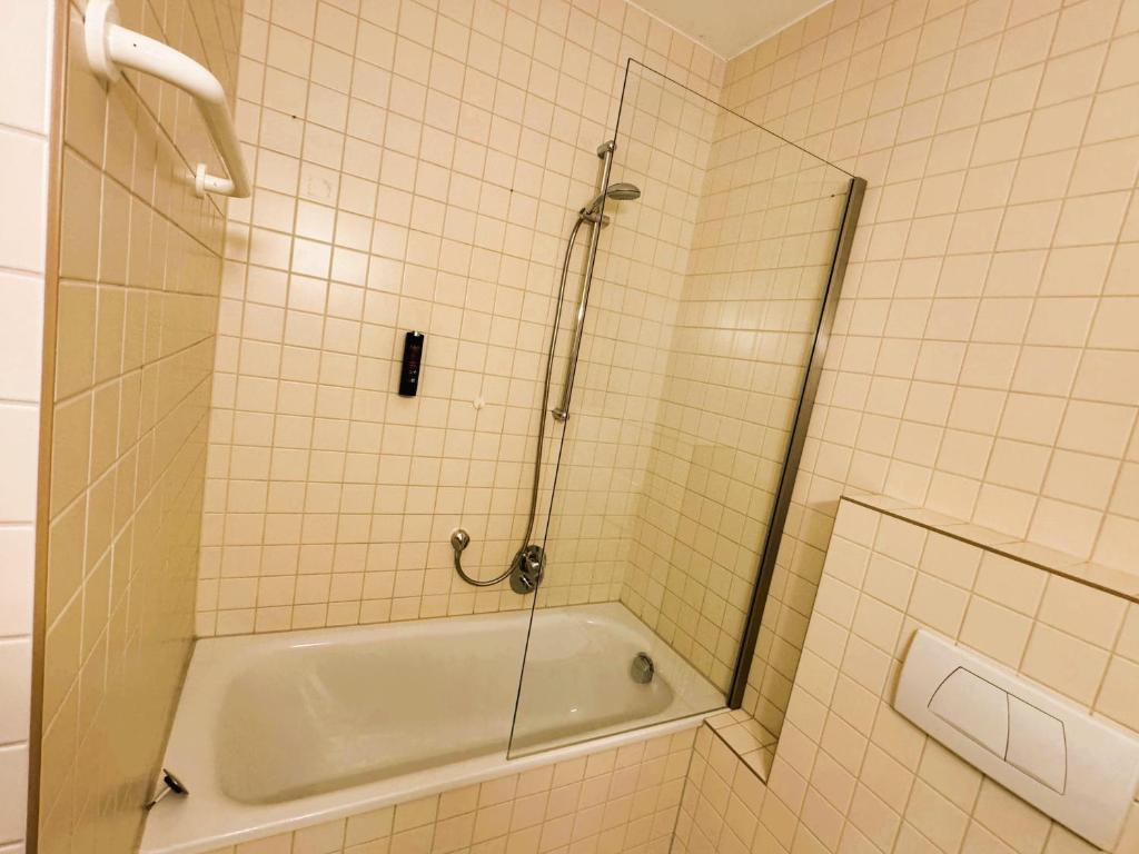 Um banheiro em Xenios Apartments Frankfurt Westend