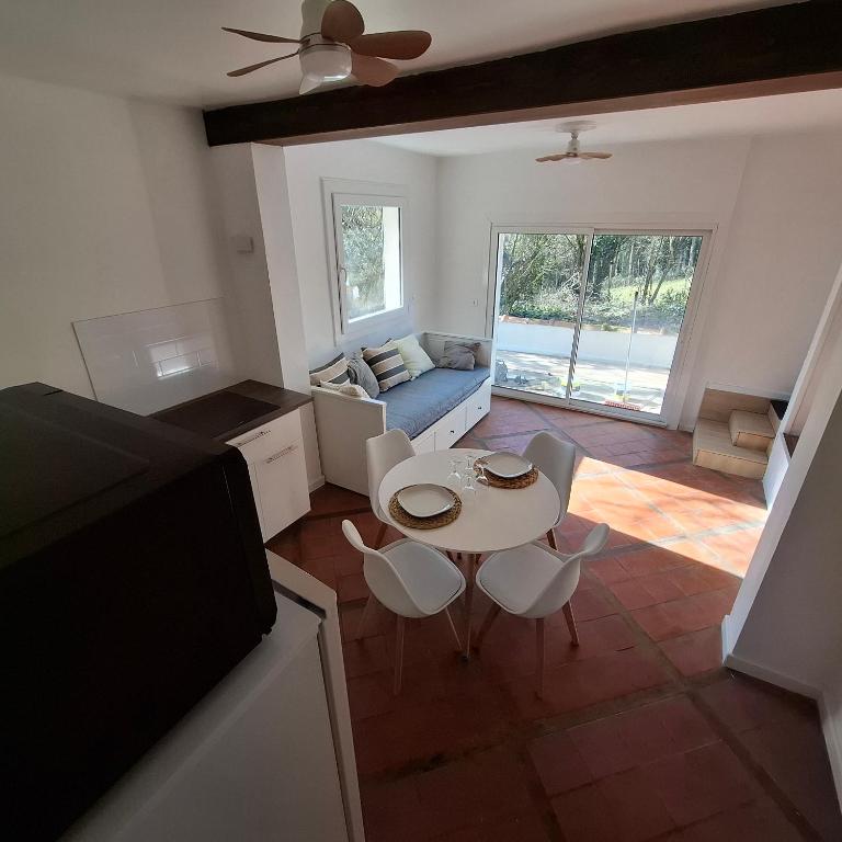 une cuisine et un salon avec une table et des chaises dans l'établissement Le six cent dix huit, à Mauves-sur-Loire