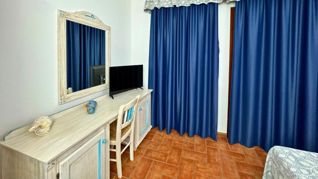 TV a/nebo společenská místnost v ubytování Hotel le Sabbie