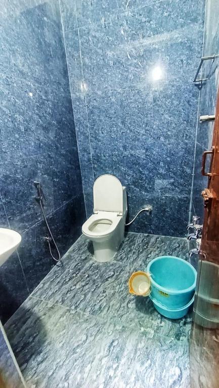Koupelna v ubytování Karthik Residency Thiruvannamalai
