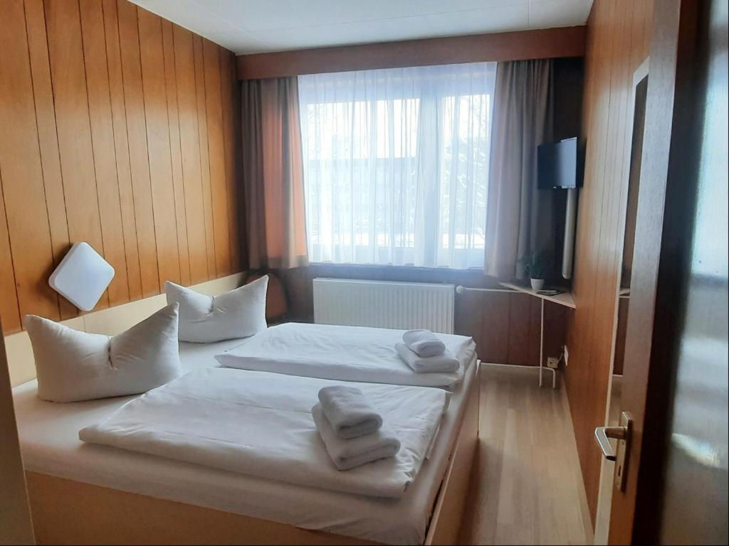 Postel nebo postele na pokoji v ubytování Central-Hotel Tegel