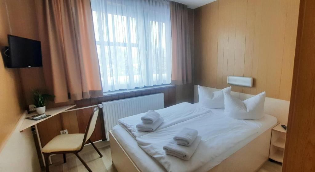 Postel nebo postele na pokoji v ubytování Central-Hotel Tegel