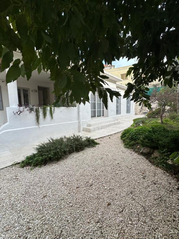 une maison blanche avec un cimetière devant elle dans l'établissement Maison 4pièces -Haut Standing CANNES, à Cannes