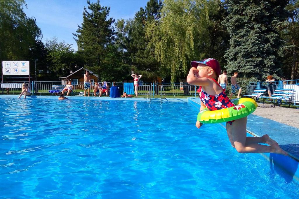Bazén v ubytování Apartmány Relax nebo v jeho okolí