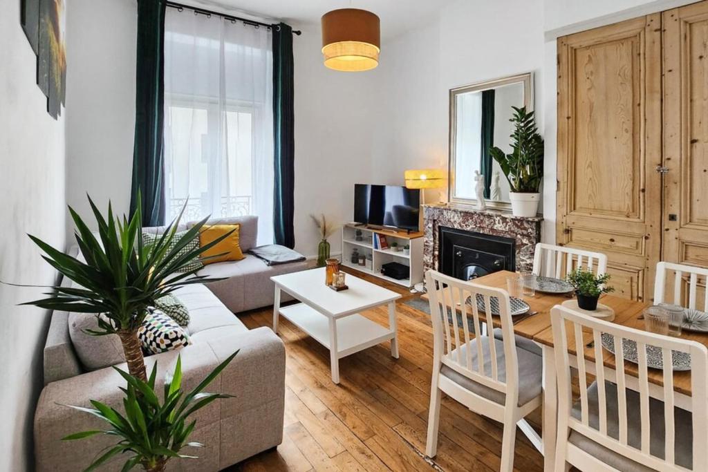 un salon avec un canapé et une table dans l'établissement Charpennes Cocooning, à Villeurbanne