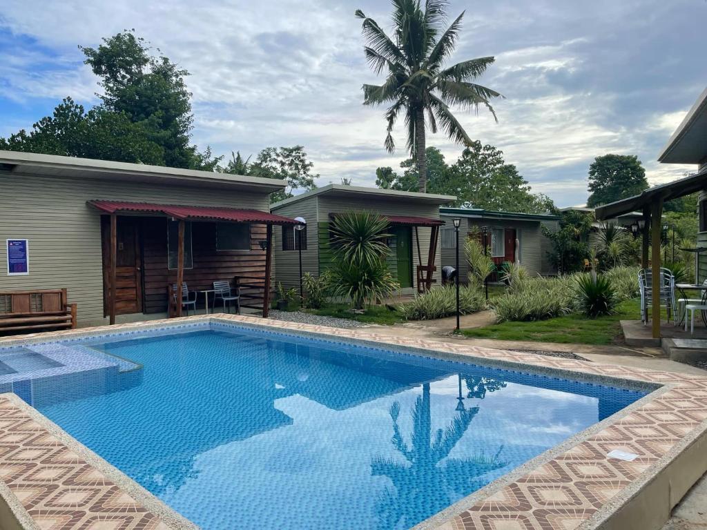 una piscina davanti a una casa di 13 ways Room Rentals a Panglao