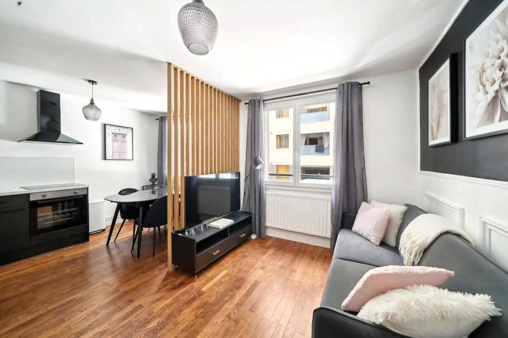 un salon avec un canapé et une table dans l'établissement Cosy Alsace, à Villeurbanne