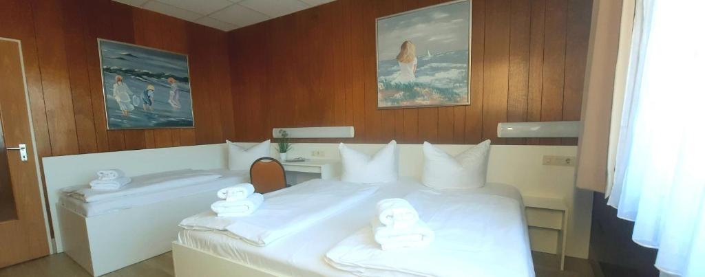 Postel nebo postele na pokoji v ubytování Central-Hotel Tegel