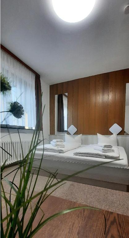 Postel nebo postele na pokoji v ubytování Central-Hotel Tegel