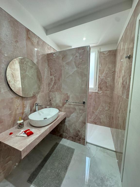 Koupelna v ubytování Nuance Suite & Rooms
