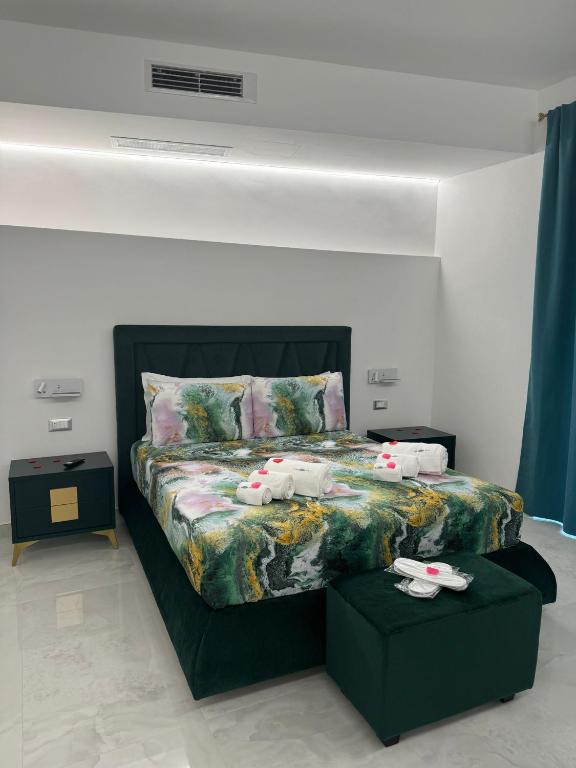 Postel nebo postele na pokoji v ubytování Nuance Suite & Rooms