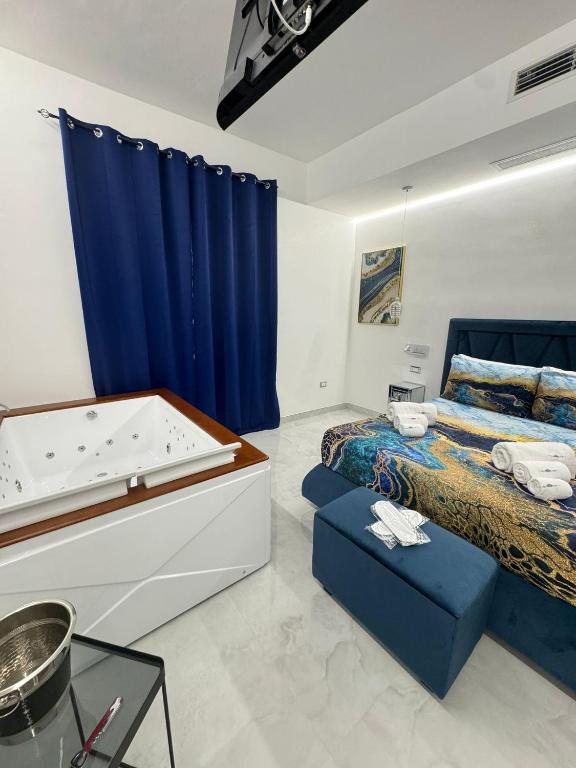 Postel nebo postele na pokoji v ubytování Nuance Suite & Rooms