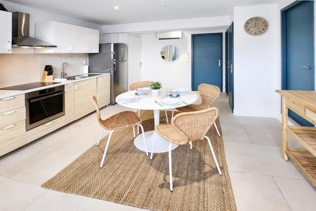 - une cuisine avec une table et des chaises blanches dans l'établissement Eurexpo 1ch, à Bron