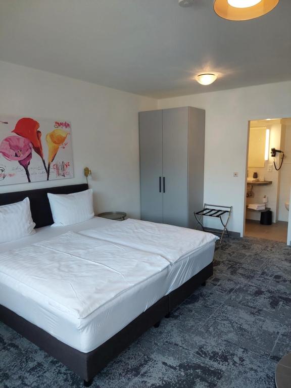Postel nebo postele na pokoji v ubytování Hotel Stadt Gernsbach