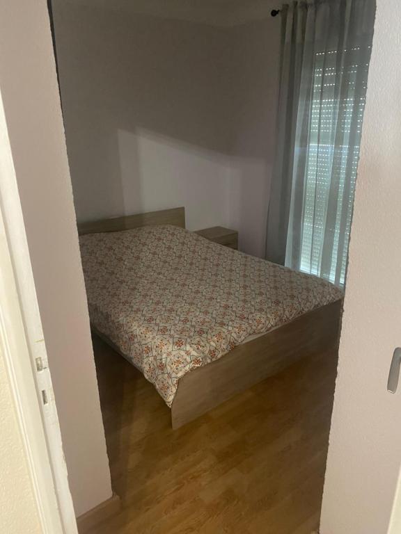 un petit lit dans une chambre avec une fenêtre dans l'établissement Belle maison bord de la mere Canet, à Canet