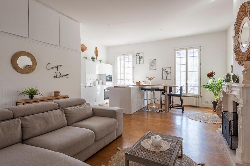Posezení v ubytování LESEHAN APPARTEMENT AIGUES MORTES Vue Remparts