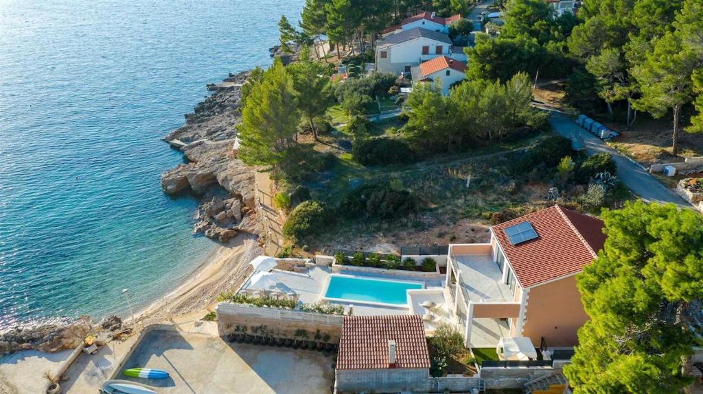 eine Luftaufnahme eines Hauses und des Ozeans in der Unterkunft Villa Dolce Vita in Ivan Dolac