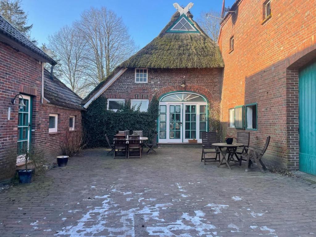 ファーレルにあるMeedehof Moorhausen, WH Pferdestallのレンガ造りの建物内の中庭