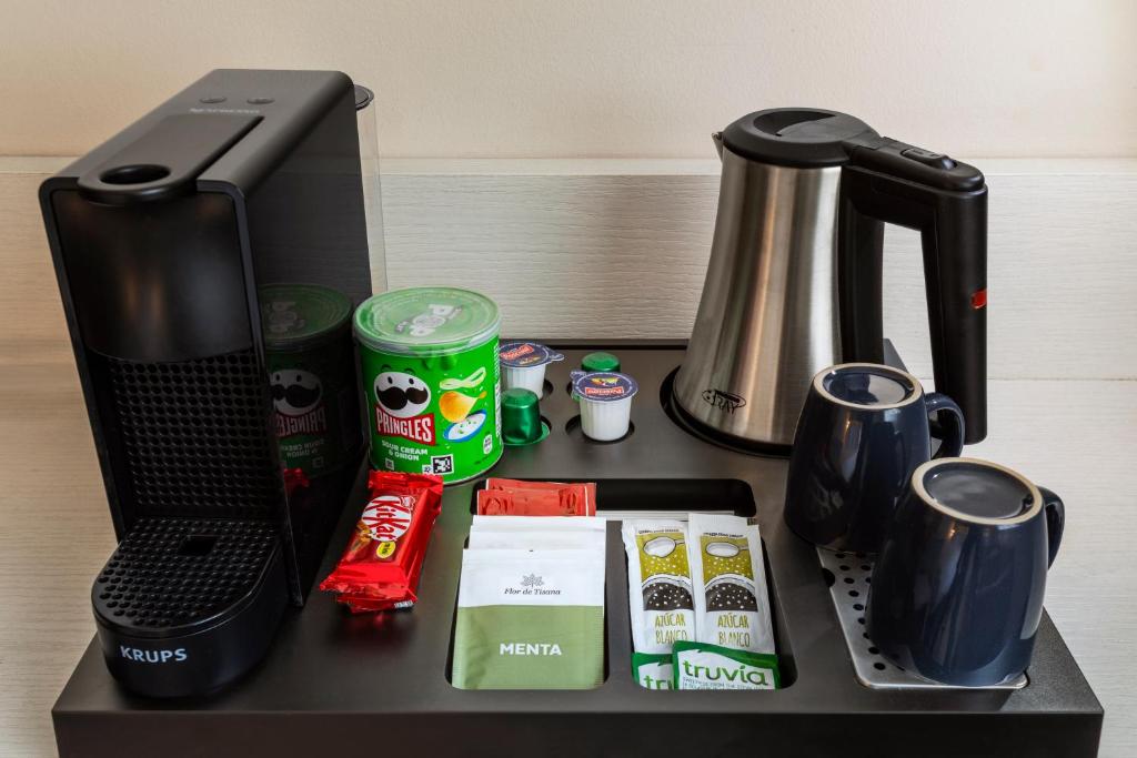 Příslušenství pro přípravu čaje a kávy v ubytování B&B HOTEL Valencia Ciudad de las Ciencias