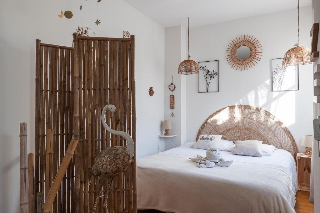 Postel nebo postele na pokoji v ubytování LESEHAN APPARTEMENT AIGUES MORTES Vue Remparts