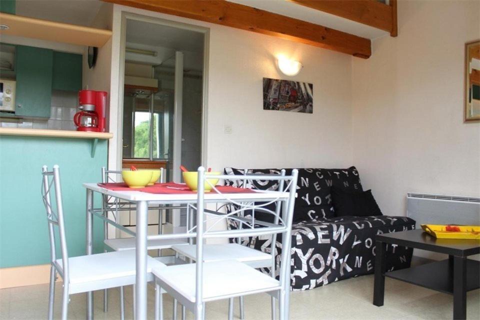 un salon avec une table et un canapé dans l'établissement Studio mezza - La Rochelle - LR020-328, à La Rochelle