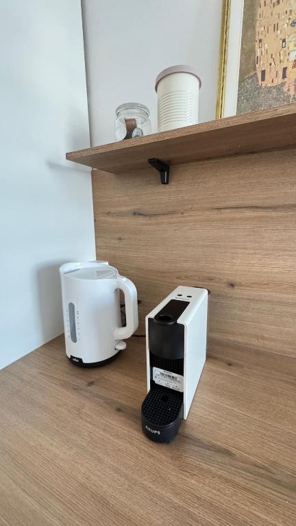 Příslušenství pro přípravu čaje a kávy v ubytování Apartment 7 im Herzen von Linz