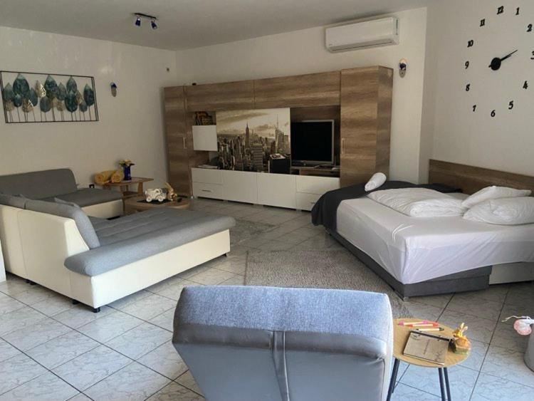 Posezení v ubytování Bory Apartman, zárt udvari parkolás, MET Aréna 2,5 km