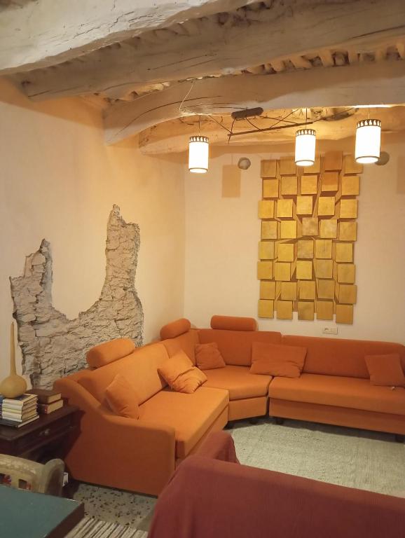 a living room with a couch in a room at Casa Lola in Busquístar
