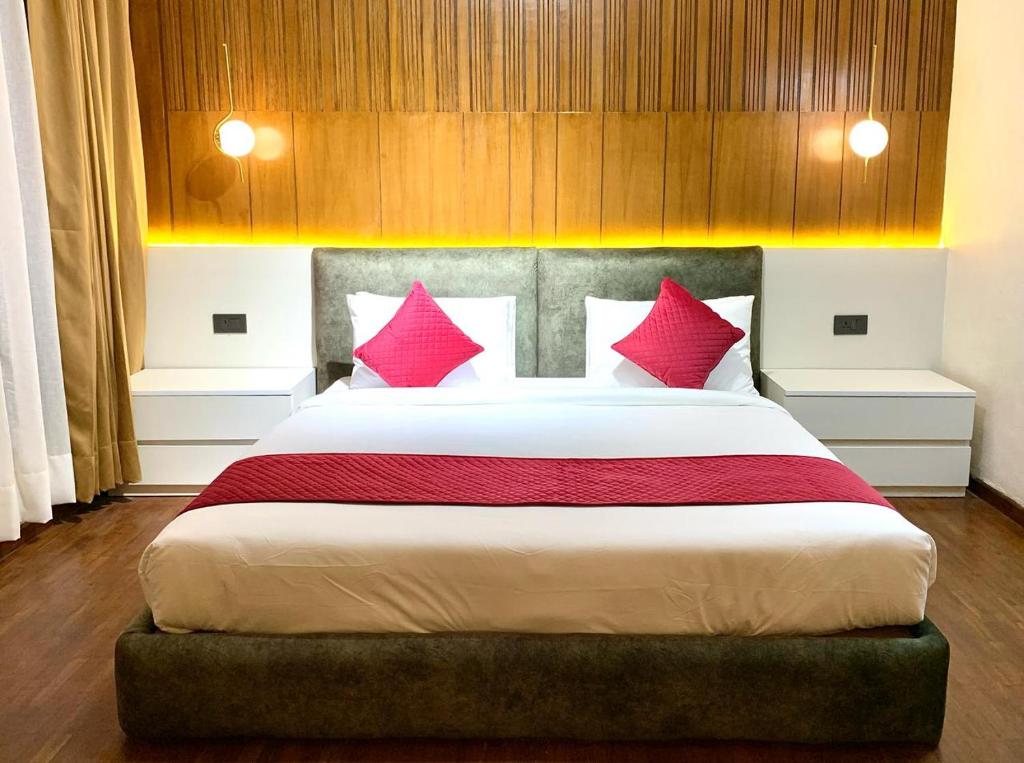 Postel nebo postele na pokoji v ubytování Mhendo Hotel & Studio Suites