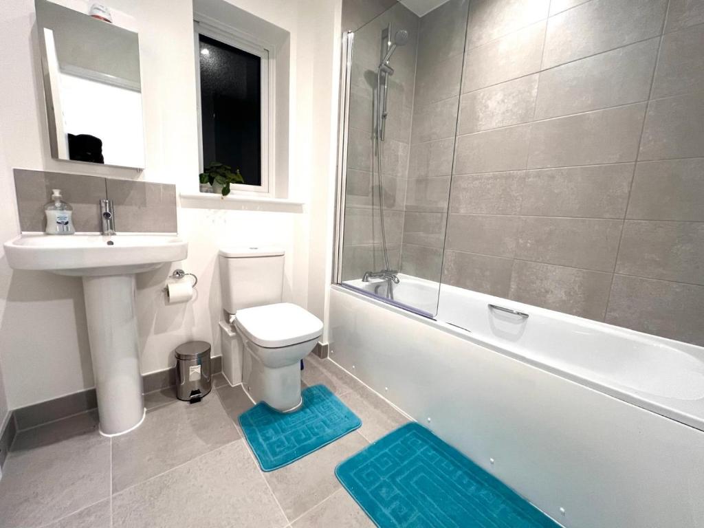 Koupelna v ubytování NEWLY BUILT 2 BEDROOMS SERVICE APARTMENT in DARTFORD