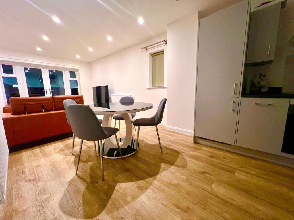Kuchyň nebo kuchyňský kout v ubytování NEWLY BUILT 2 BEDROOMS SERVICE APARTMENT in DARTFORD
