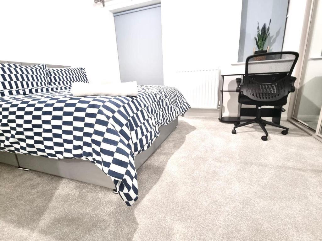 Postel nebo postele na pokoji v ubytování NEWLY BUILT 2 BEDROOMS SERVICE APARTMENT in DARTFORD
