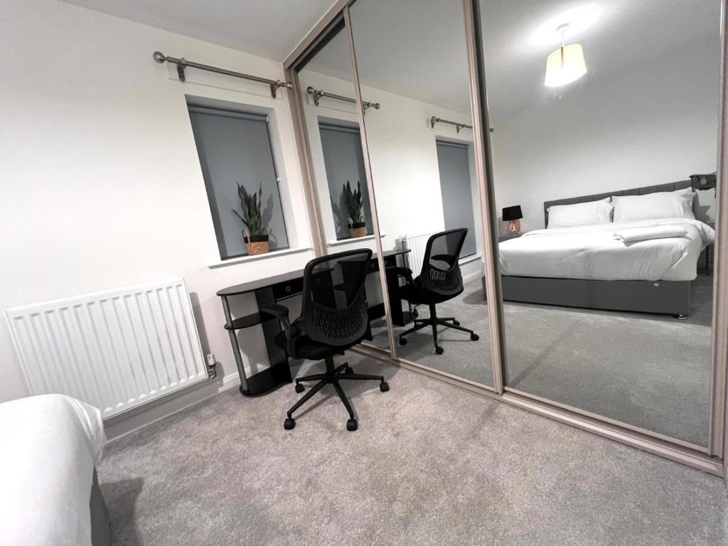 Postel nebo postele na pokoji v ubytování NEWLY BUILT 2 BEDROOMS SERVICE APARTMENT in DARTFORD