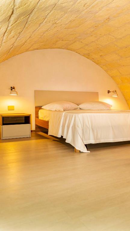 A bed or beds in a room at Il Melograno - Suite Deluxe